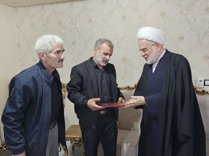 تصاویر/ دیدار نماینده ولی‌فقیه در کردستان با خانواده شهدای جنگ رمضان شهر سریش آباد
