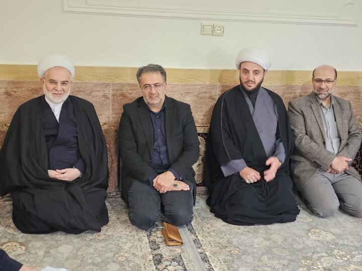 تصاویر/ دیدار نماینده ولی‌فقیه در کردستان با خانواده شهدای جنگ رمضان شهر سریش آباد