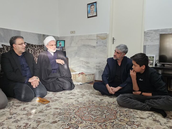 تصاویر/ دیدار نماینده ولی‌فقیه در کردستان با خانواده شهدای جنگ رمضان شهر سریش آباد