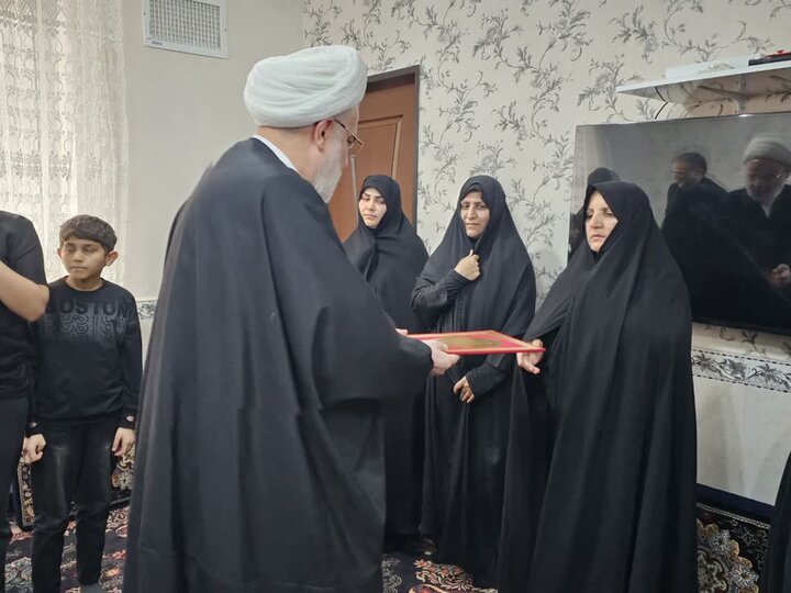 تصاویر/ دیدار نماینده ولی‌فقیه در کردستان با خانواده شهدای جنگ رمضان شهر سریش آباد