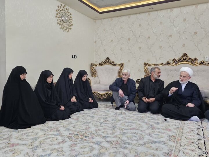 تصاویر/ دیدار نماینده ولی‌فقیه در کردستان با خانواده شهدای جنگ رمضان شهر سریش آباد