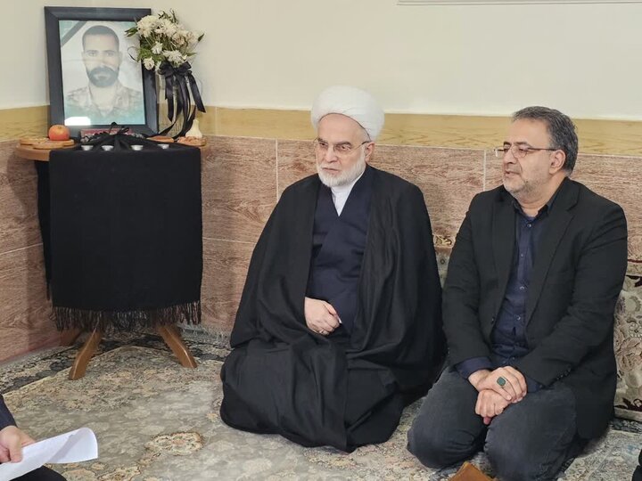 تصاویر/ دیدار نماینده ولی‌فقیه در کردستان با خانواده شهدای جنگ رمضان شهر سریش آباد