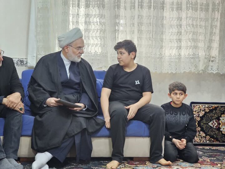 تصاویر/ دیدار نماینده ولی‌فقیه در کردستان با خانواده شهدای جنگ رمضان شهر سریش آباد