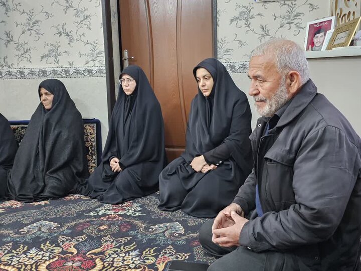 تصاویر/ دیدار نماینده ولی‌فقیه در کردستان با خانواده شهدای جنگ رمضان شهر سریش آباد
