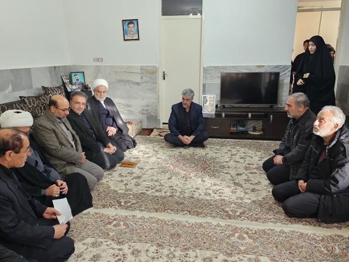 تصاویر/ دیدار نماینده ولی‌فقیه در کردستان با خانواده شهدای جنگ رمضان شهر سریش آباد