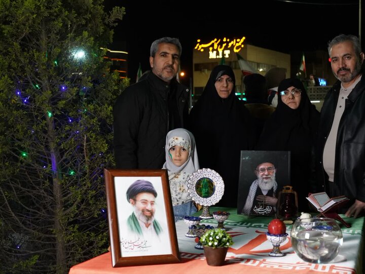 تصاویری از حضور مردم کرمان در پای سفرهه هفت سین مستقر در میدان آزادی