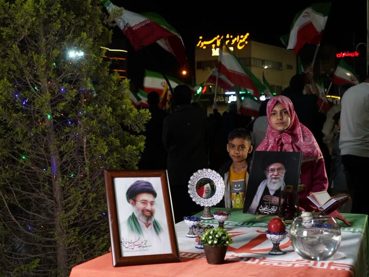 تصاویری از حضور مردم کرمان در پای سفرهه هفت سین مستقر در میدان آزادی