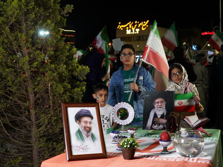 تصاویری از حضور مردم کرمان در پای سفرهه هفت سین مستقر در میدان آزادی