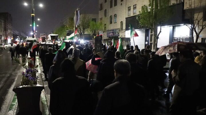 تصاویر/ راهپیمایی باشکوه مردم باقرشهر زیر بارش باران