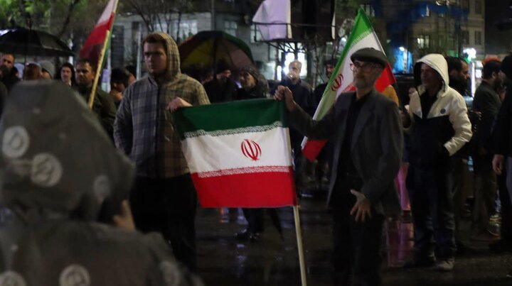 تصاویر/ راهپیمایی باشکوه مردم باقرشهر زیر بارش باران