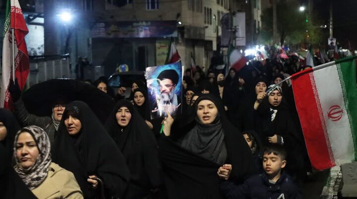 تصاویر/ راهپیمایی باشکوه مردم باقرشهر زیر بارش باران