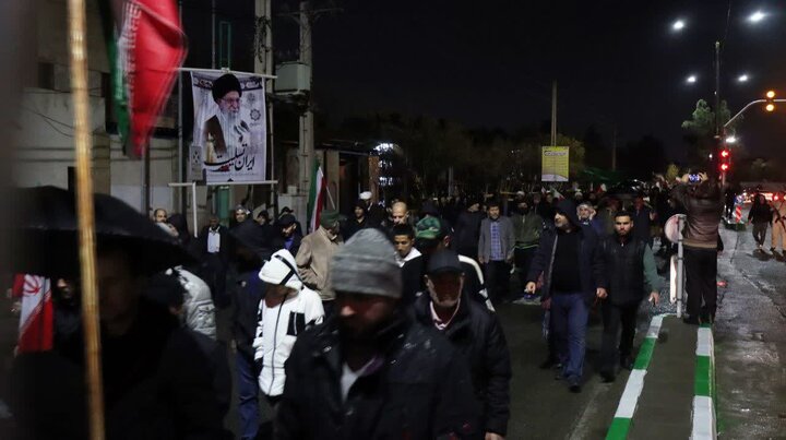 تصاویر/ راهپیمایی باشکوه مردم باقرشهر زیر بارش باران