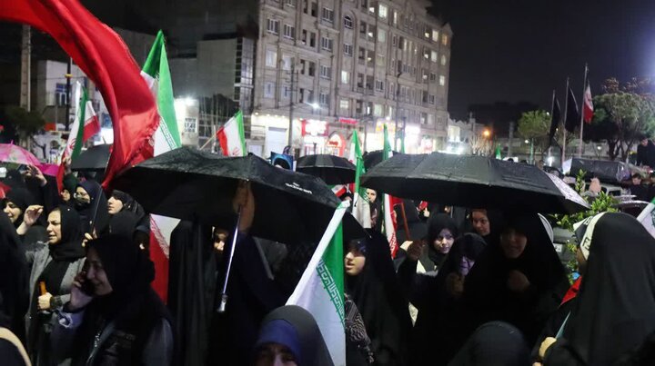 تصاویر/ راهپیمایی باشکوه مردم باقرشهر زیر بارش باران