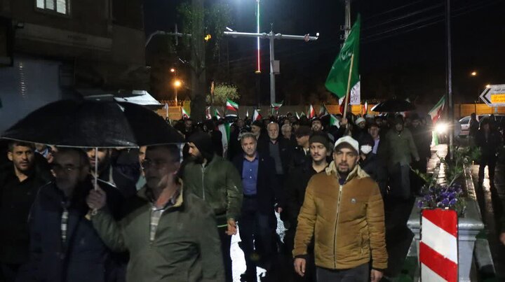 تصاویر/ راهپیمایی باشکوه مردم باقرشهر زیر بارش باران