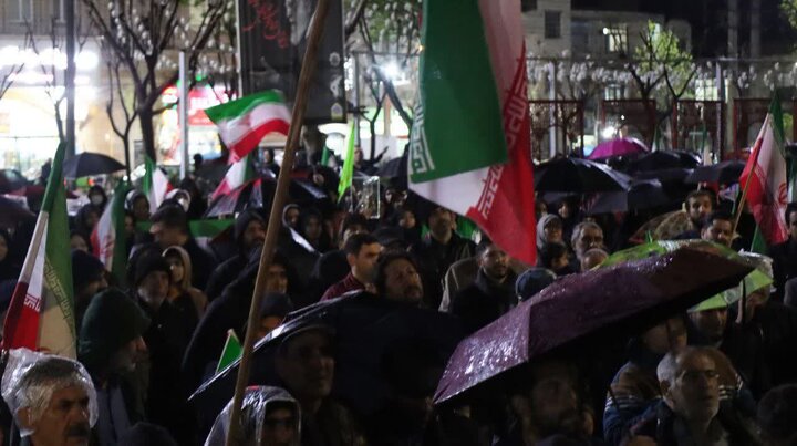 تصاویر/ راهپیمایی باشکوه مردم باقرشهر زیر بارش باران