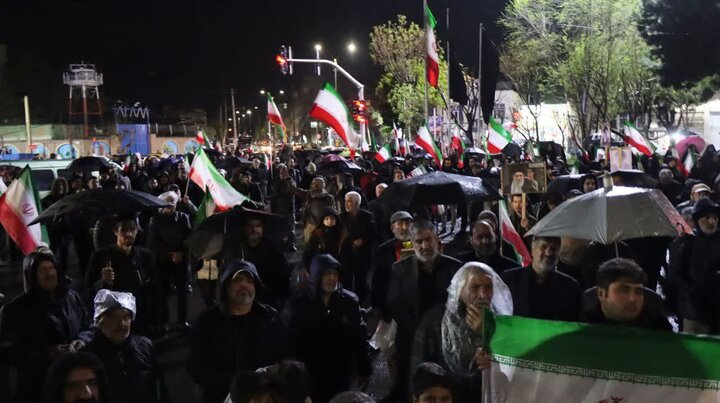 تصاویر/ راهپیمایی باشکوه مردم باقرشهر زیر بارش باران