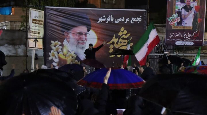 تصاویر/ راهپیمایی باشکوه مردم باقرشهر زیر بارش باران