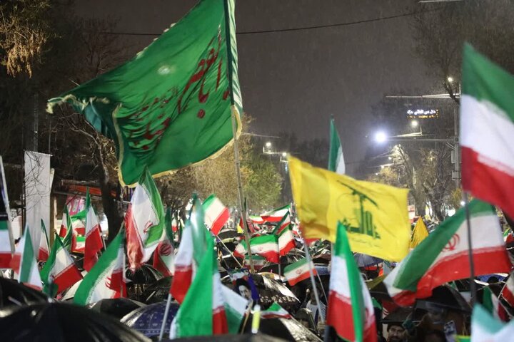 تصاویر/ بیست و ششمین شب شکوه حماسه  حضور، ایستادگی و تبلور غیرت و ولایتمداری مردم ارومیه  در زیر باران