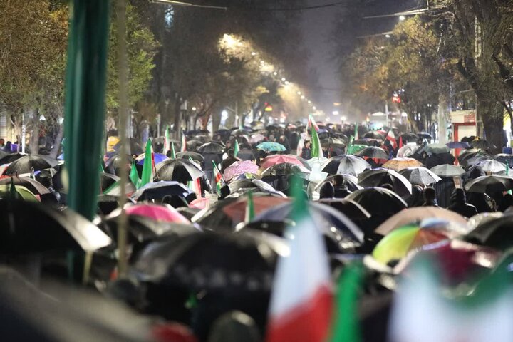 تصاویر/ بیست و ششمین شب شکوه حماسه  حضور، ایستادگی و تبلور غیرت و ولایتمداری مردم ارومیه  در زیر باران