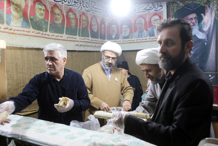 تصاویر / ایستگاه صلواتی(فرهنگی،تبلیغی و پذیرایی) توسط بسیج مرکز مدیریت حوزه