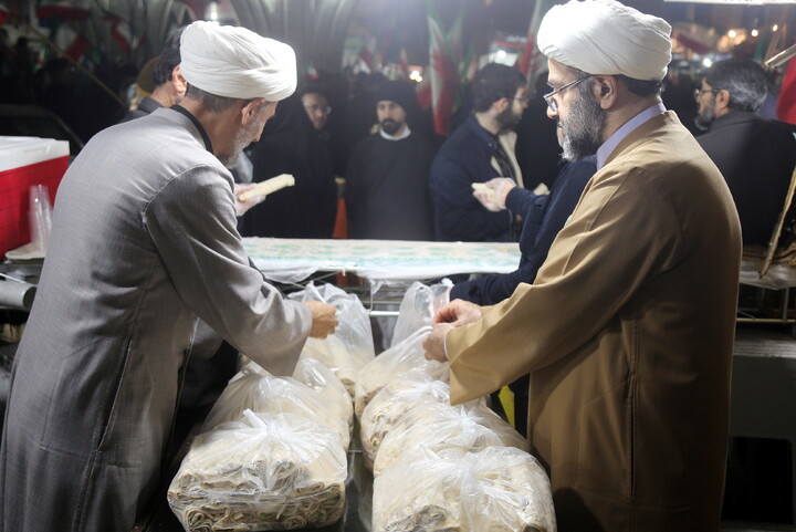 تصاویر / ایستگاه صلواتی(فرهنگی،تبلیغی و پذیرایی) توسط بسیج مرکز مدیریت حوزه