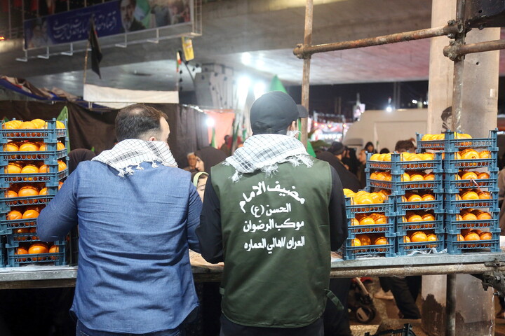 تصاویر/ برپایی ایستگاه صلواتی موکب داران عراقی، در خیابان شهید صدوقی قم