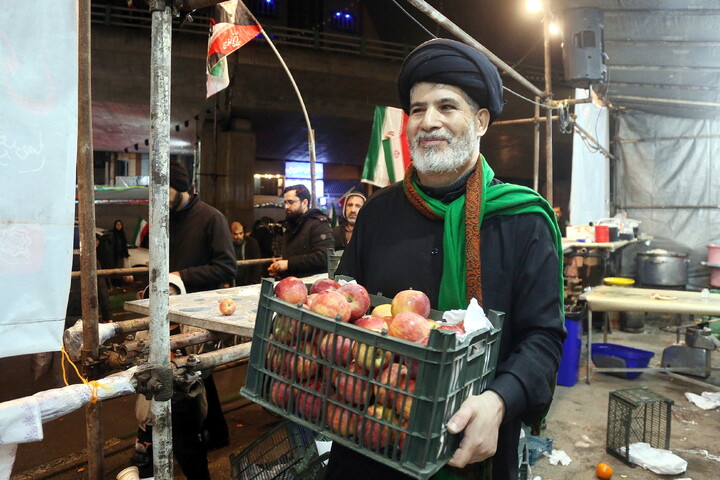 تصاویر/ برپایی ایستگاه صلواتی موکب داران عراقی، در خیابان شهید صدوقی قم