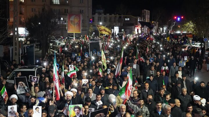 تصاویر/  تجمع و قیام شبانه خیابانی مردم دارالمومنین خوی در حمایت از نظام اسلامی