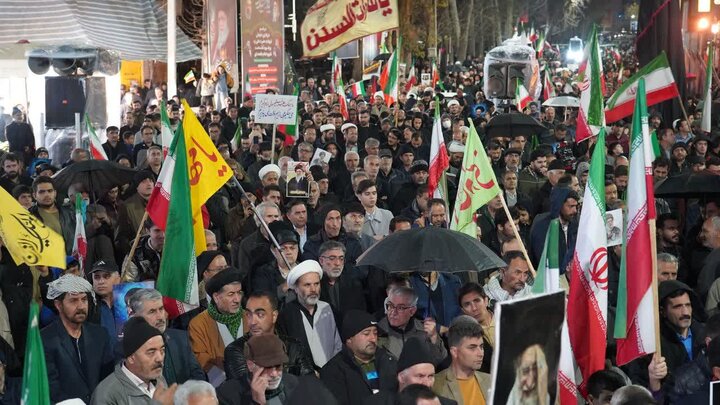 تصاویر/  تجمع و قیام شبانه خیابانی مردم دارالمومنین خوی در حمایت از نظام اسلامی