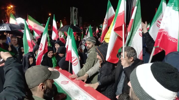 تصاویر/ برگزاری موکب مردمی میدان رازی(گمرک) منطقه ۱۱ تهران در زیر باران
