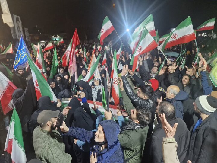 تصاویر/ برگزاری موکب مردمی میدان رازی(گمرک) منطقه ۱۱ تهران در زیر باران
