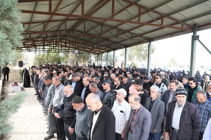 تصاویر/ مراسم تشییع پیکر مادر شهید «حسین صبور» در روستای بیابانک شهرستان سرخه