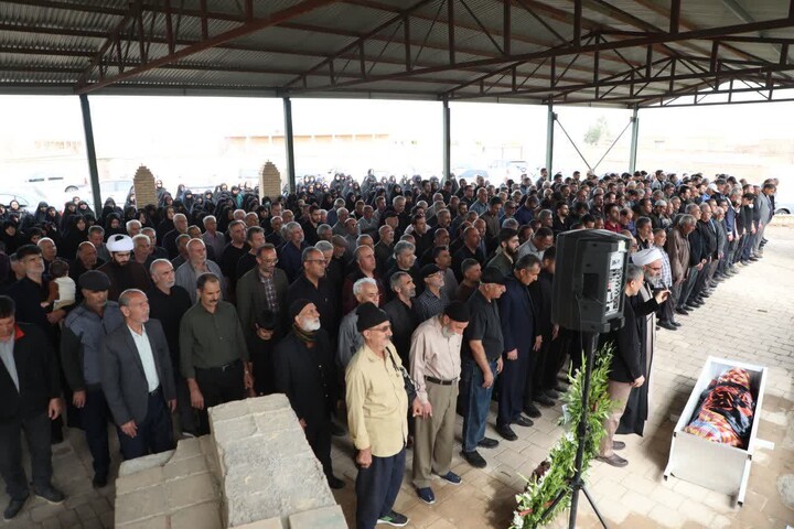 تصاویر/ مراسم تشییع پیکر مادر شهید «حسین صبور» در روستای بیابانک شهرستان سرخه