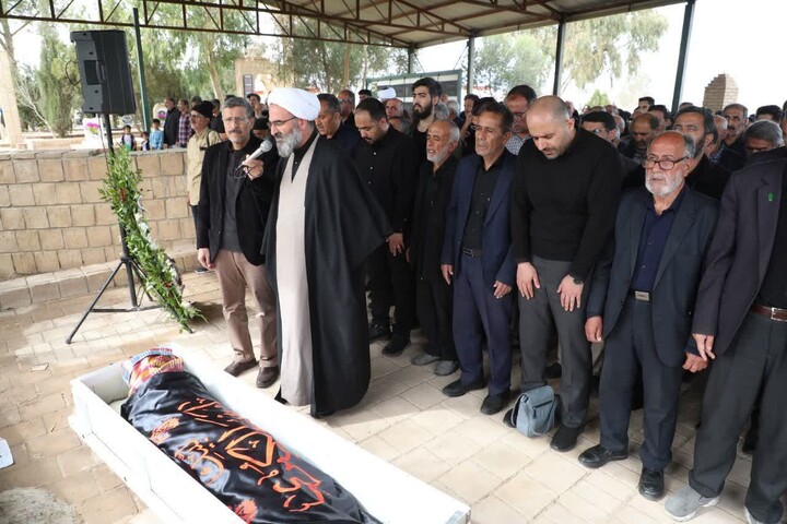 تصاویر/ مراسم تشییع پیکر مادر شهید «حسین صبور» در روستای بیابانک شهرستان سرخه