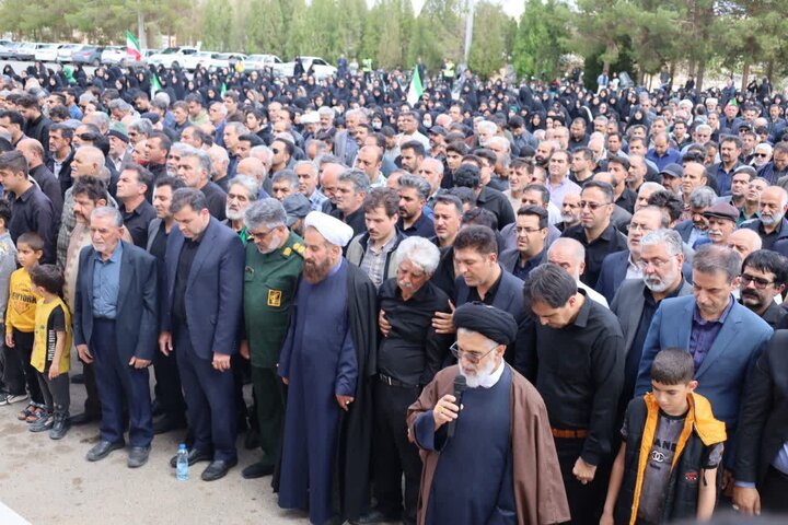 تصاویر/ بدرقه پیکر مطهر دانش آموز ۸ ساله یزدی" تبارا صادقی صادق آباد" تا گلزار شهدا