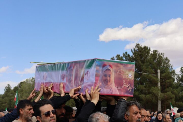 تصاویر/ بدرقه پیکر مطهر دانش آموز ۸ ساله یزدی" تبارا صادقی صادق آباد" تا گلزار شهدا