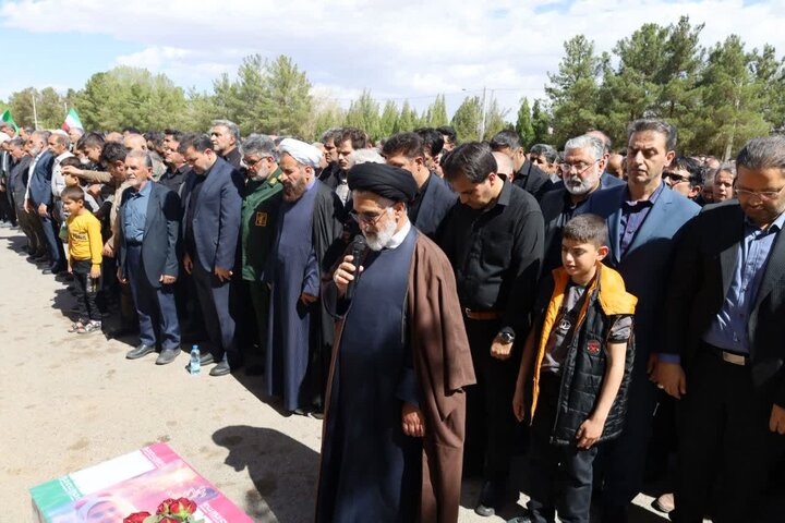 تصاویر/ بدرقه پیکر مطهر دانش آموز ۸ ساله یزدی" تبارا صادقی صادق آباد" تا گلزار شهدا
