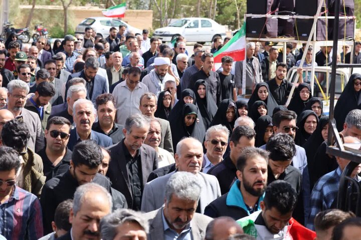 تصاویر/ بدرقه پیکر مطهر دانش آموز ۸ ساله یزدی" تبارا صادقی صادق آباد" تا گلزار شهدا