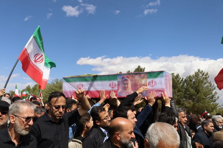 تصاویر/ بدرقه پیکر مطهر دانش آموز ۸ ساله یزدی" تبارا صادقی صادق آباد" تا گلزار شهدا