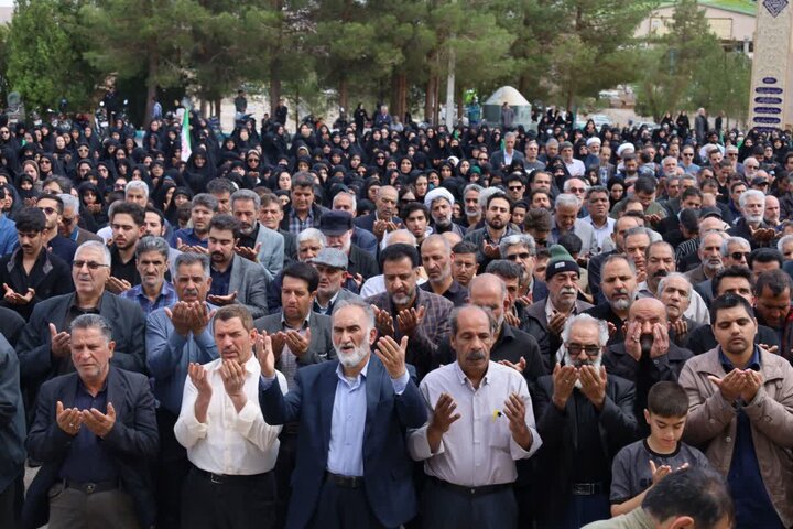تصاویر/ بدرقه پیکر مطهر دانش آموز ۸ ساله یزدی" تبارا صادقی صادق آباد" تا گلزار شهدا