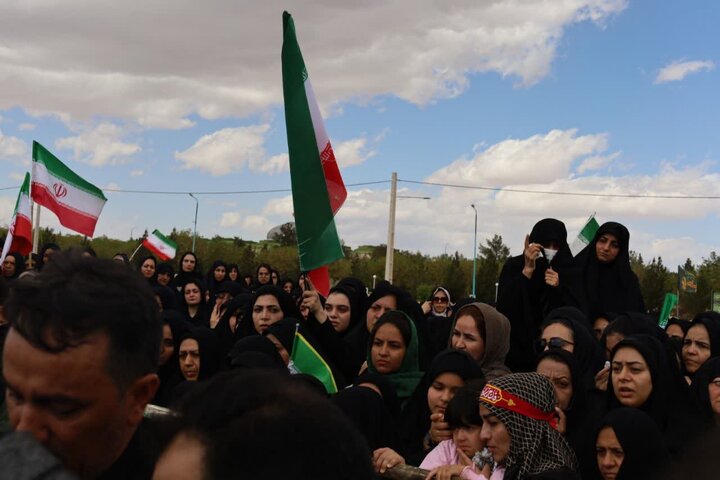 تصاویر/ بدرقه پیکر مطهر دانش آموز ۸ ساله یزدی" تبارا صادقی صادق آباد" تا گلزار شهدا
