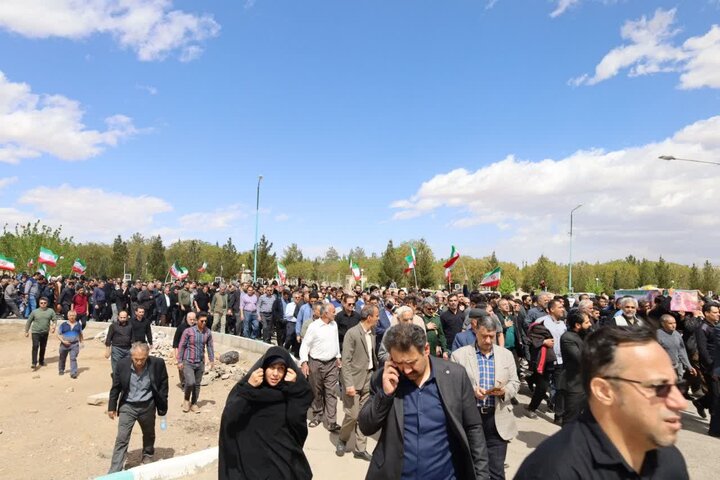 تصاویر/ بدرقه پیکر مطهر دانش آموز ۸ ساله یزدی" تبارا صادقی صادق آباد" تا گلزار شهدا