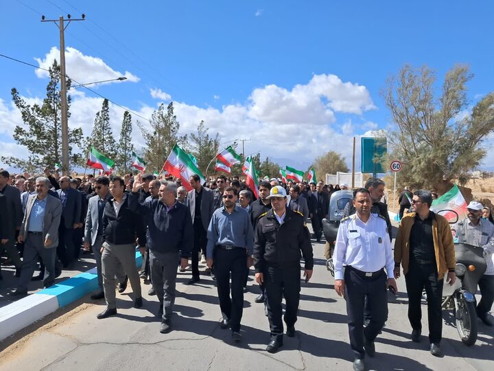 تصاویر/ بدرقه پیکر مطهر دانش آموز ۸ ساله یزدی" تبارا صادقی صادق آباد" تا گلزار شهدا