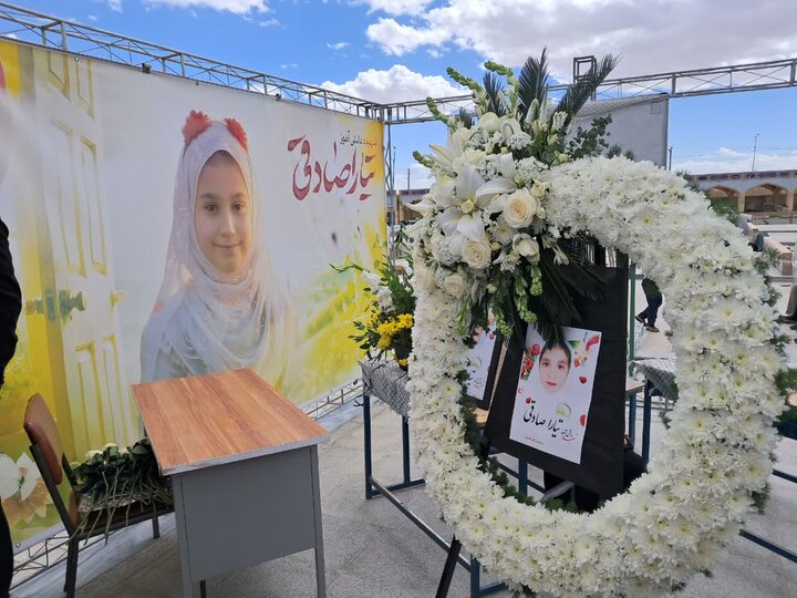 تصاویر/ بدرقه پیکر مطهر دانش آموز ۸ ساله یزدی" تبارا صادقی صادق آباد" تا گلزار شهدا