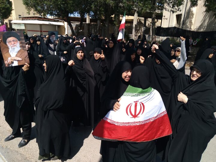 تصاویر/ راهپیمایی نمازگزاران بوشهر جهت بیعت با امام خامنه ای