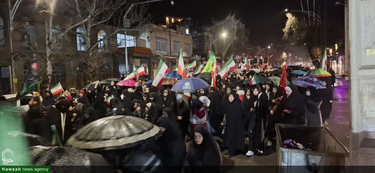 حضور باشکوه مردم تویسرکان در حمایت از نیروهای مسلح زیر بارش شدید باران+تصاویر