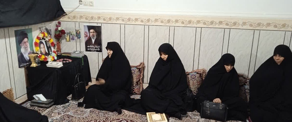دیدار مدیر حوزه علمیه خواهران هرمزگان با خانواده شهدای مدرسه میناب+تصاویر