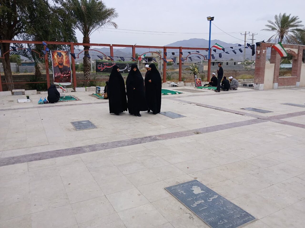 حضور مدیر و همکاران حوزه علمیه خواهران هرمزگان در گلزار شهدا رودان و تجدیدمیثاق با آرمان‌های مقاومت