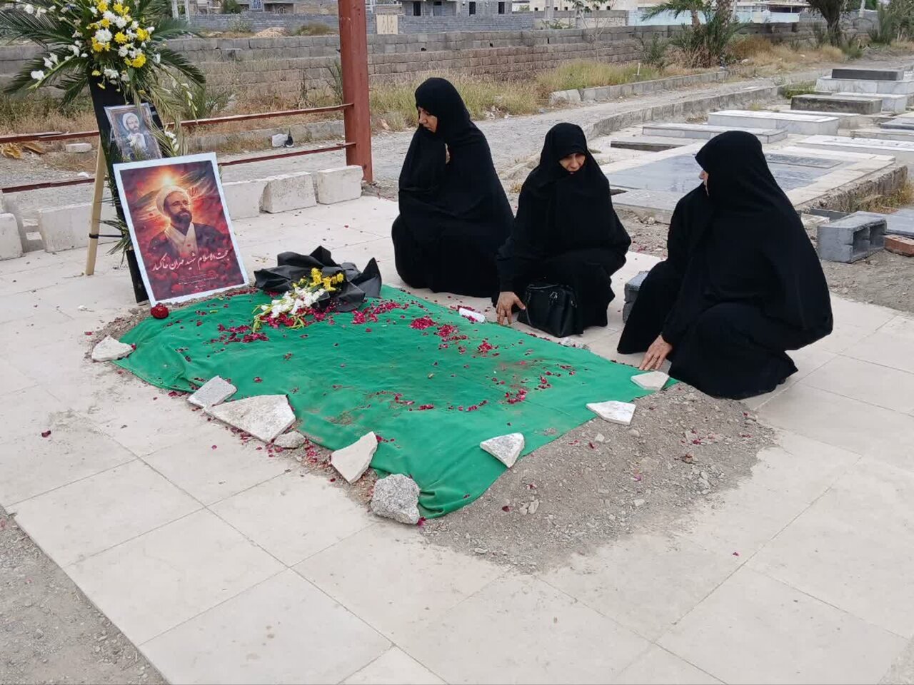 حضور مدیر و همکاران حوزه علمیه خواهران هرمزگان در گلزار شهدا رودان و تجدیدمیثاق با آرمان‌های مقاومت