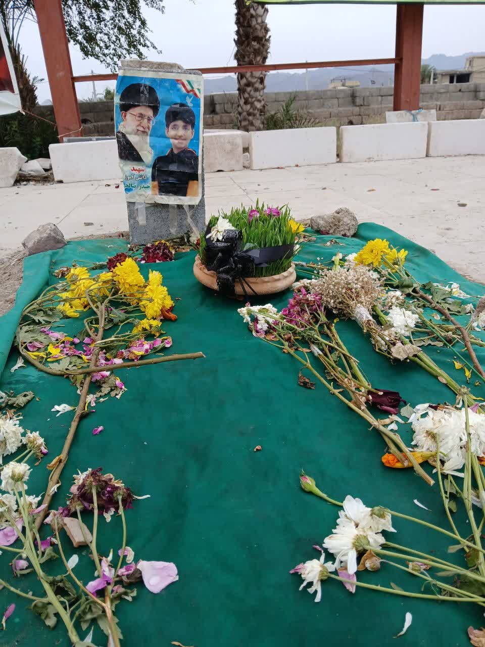 حضور مدیر و همکاران حوزه علمیه خواهران هرمزگان در گلزار شهدا رودان و تجدیدمیثاق با آرمانهای مقاومت